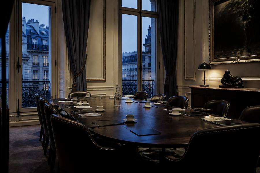 Salon parisien avec une longue table prête pour une séance